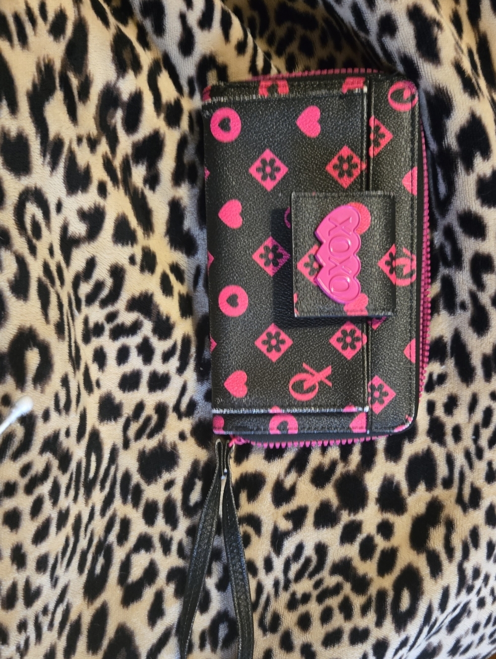 XOXO Black and Hot Pink Patterned Wristlet Phone Case